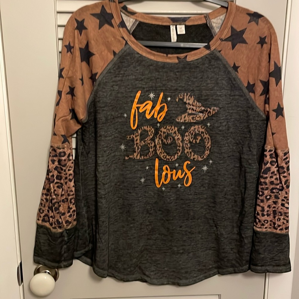 Novelty tee. EUC. Fab-BOO-lous!
